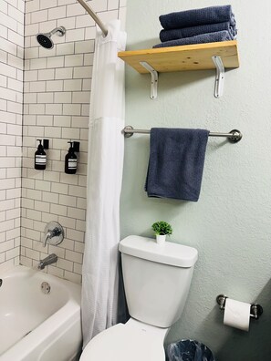 ヘアドライヤー、タオル、石鹸、シャンプー