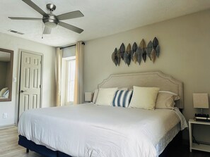 2 chambres, bureau, fer et planche à repasser, lit parapluie