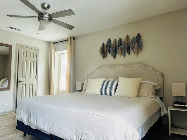 2 室のベッドルーム、デスク、アイロン / アイロン台、旅行用ベビーベッド