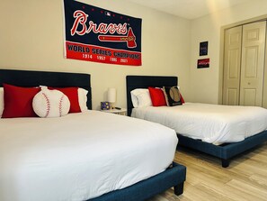 2 室のベッドルーム、デスク、アイロン / アイロン台、旅行用ベビーベッド