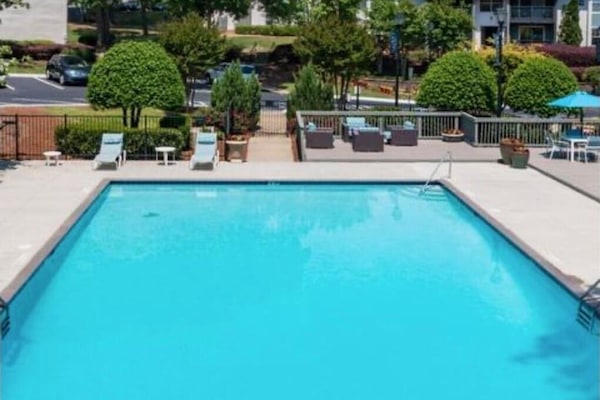 Una piscina al aire libre