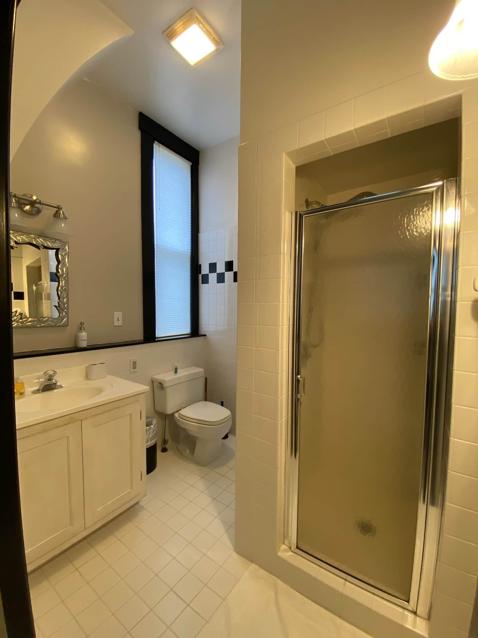 Une salle de bain avec une douche, des toilettes et un lavabo.