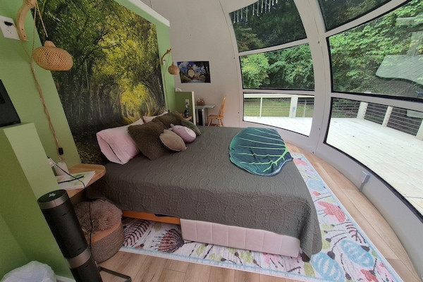 King bed with view to the woods