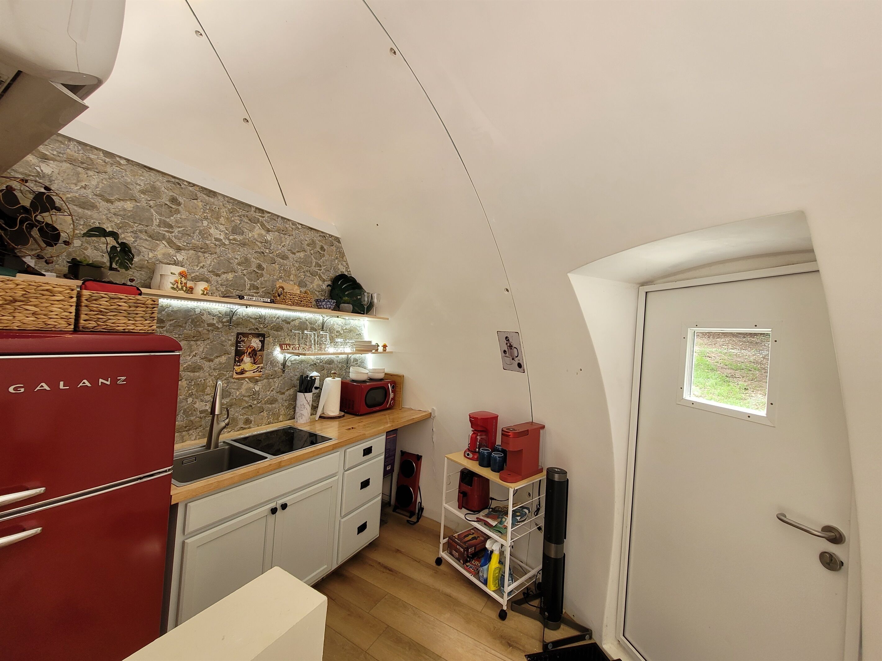 Køleskab, mikrobølgeovn, kogeplade, opvaskemaskine