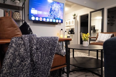 Beautiful, modern furnished 3-bedroom, 2-bathroom cottage near attractions.