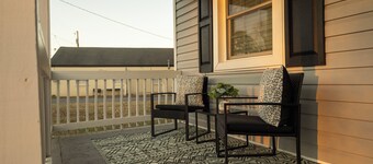 Beautiful, modern furnished 3-bedroom, 2-bathroom cottage near attractions.