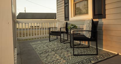 Beautiful, modern furnished 3-bedroom, 2-bathroom cottage near attractions.