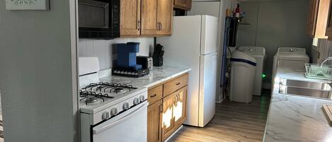 Réfrigérateur, four à micro-ondes, un four, surface de cuisson