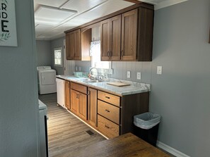 Een koelkast, een microgolfoven, een oven, een kookplaat