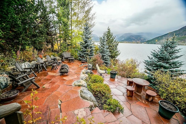 Property grounds directly on Shadow Mountain Lake