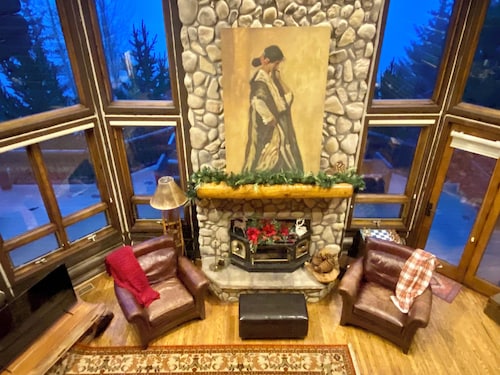 Lakeside Chalet. Near Ski Slopes, Ice Fishing & Snowmobiling.