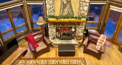 Lakeside Chalet. Near Ski Slopes, Ice Fishing & Snowmobiling.