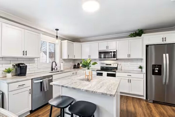 Een microgolfoven, een oven, een kookplaat, een vaatwasser