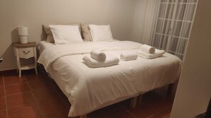 2 室のベッドルーム、アイロン / アイロン台、WiFi、ベッドシーツ