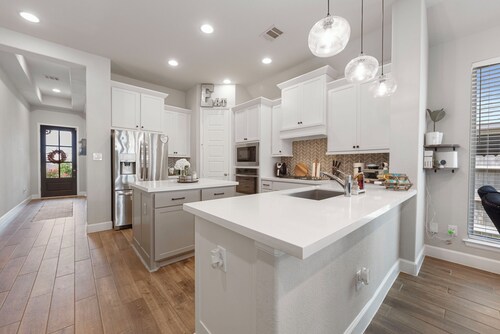 Charming 3-bd house w/ nearby lake access, pickleball court, & outdoor kitchen