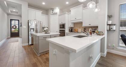 Charming 3-bd house w/ nearby lake access, pickleball court, & outdoor kitchen