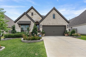 Exterior - Charming 3-bd house w/ nearby lake access, pickleball court, & outdoor kitchen (Magnolia)