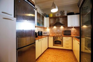 Kühlschrank, Ofen, Geschirrspüler, Wasserkocher mit Kaffee-/Teezubehör