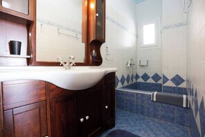 Eco-friendly toiletries, hair dryer