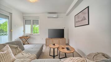 Leilighet, balkong, utsikt mot høyde | Oppholdsområde | En 55-tommers LCD-TV med kabel-kanaler