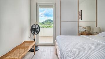 Leilighet, balkong, utsikt mot høyde | Skrivebord, strykejern/-brett og barnesenger (inkludert)