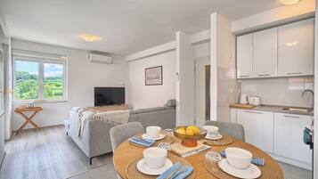 Lägenhet - balkong - utsikt mot bergen | Vardagsrum | 55-tums LCD-tv med kabelkanaler