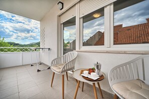 Apartment, Balcony, Hill View | Balkoni