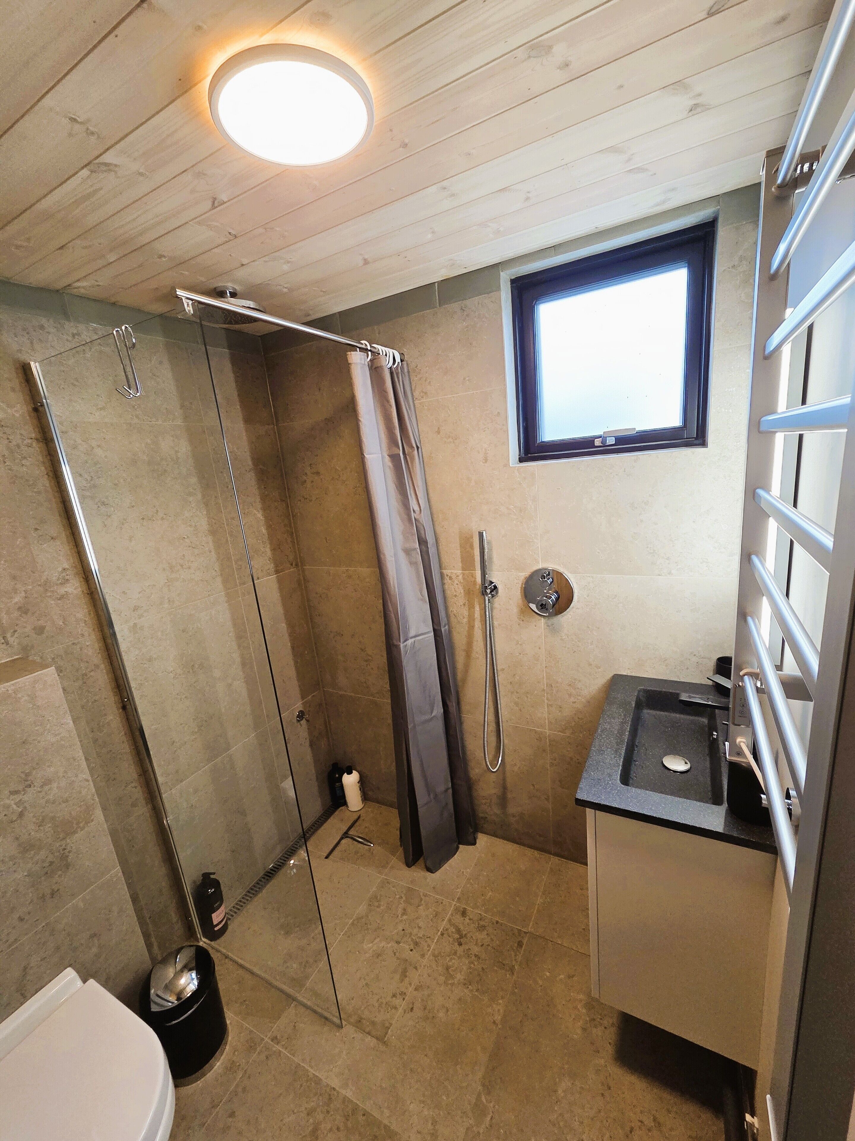 Douche, séchoir à cheveux, serviettes fournies, savon