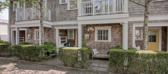 Arcade, Kid + Dog Friendly, Seabrook Town Center Home, 5min. walk to beach