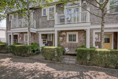 Arcade, Kid + Dog Friendly, Seabrook Town Center Home, 5min. walk to beach
