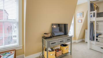 2 bedrooms, desk, iron/ironing board, travel crib
