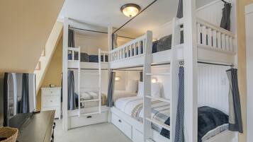 2 bedrooms, desk, iron/ironing board, travel crib