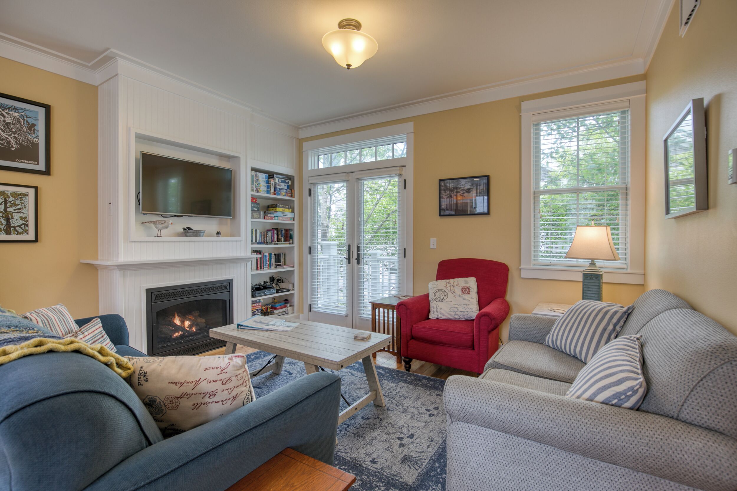 Smart TV, chimenea, videojuegos y reproductor de DVD 