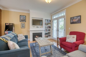 Smart TV, fireplace, video games, DVD player - Arcade, Family + Dog Friendly, Seabrook Town Center Home, 5min. walk to beach (Pacific Beach)