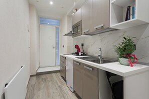 Een magnetron, een kookplaat