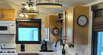 Charming 1800's fully modernized farmhouse in downtown Silver City- pet friendly