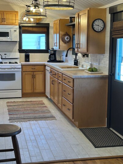 Charming 1800's fully modernized farmhouse in downtown Silver City- pet friendly