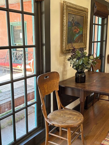 Charming 1800's fully modernized farmhouse in downtown Silver City- pet friendly