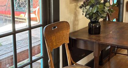 Charming 1800's fully modernized farmhouse in downtown Silver City- pet friendly