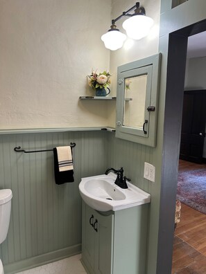 Douche, séchoir à cheveux, serviettes fournies, savon