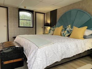 3 makuuhuonetta, työpöytä, ilmainen Wi-Fi, vuodevaatteet