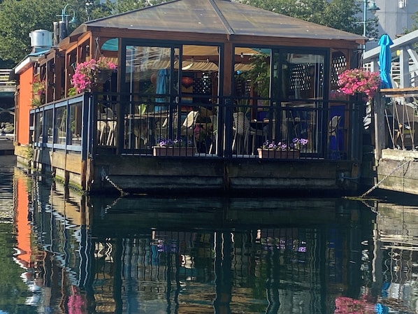 Outdoor dining - Flagship - Floating Hotel, offers Paddle boards, kayaks. crabbing and much more (Nanaimo)