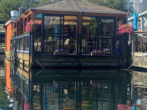 Flagship live aboard BNB boat, offers  Paddle boards, kayaks. crabbing and more