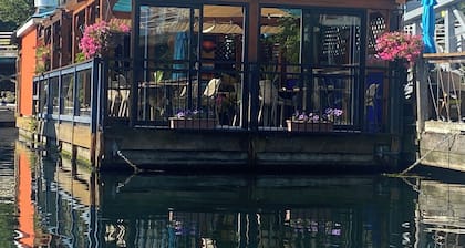 Flagship live aboard BNB boat, offers Paddle boards, kayaks. crabbing and more