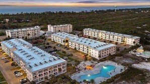 Ein Resort mit mehreren Gebäuden, einem Schwimmbad und Blick aufs Meer.