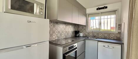 Kühlschrank, Mikrowelle, Ofen, Kochgeschirr/Geschirr/Besteck