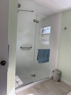 Dusche, Haartrockner, Bidet, Handtücher