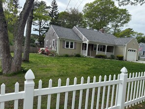 Exterior - Cozy 2-bedroom house in charming Yarmouth with AC/heating (Yarmouth)