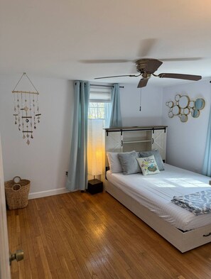 2 bedrooms, iron/ironing board, WiFi