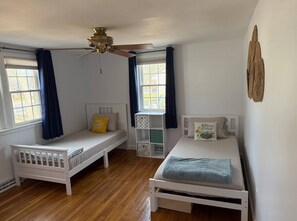 2 bedrooms, iron/ironing board, WiFi - Cozy 2-bedroom house in charming Yarmouth with AC/heating (Yarmouth)